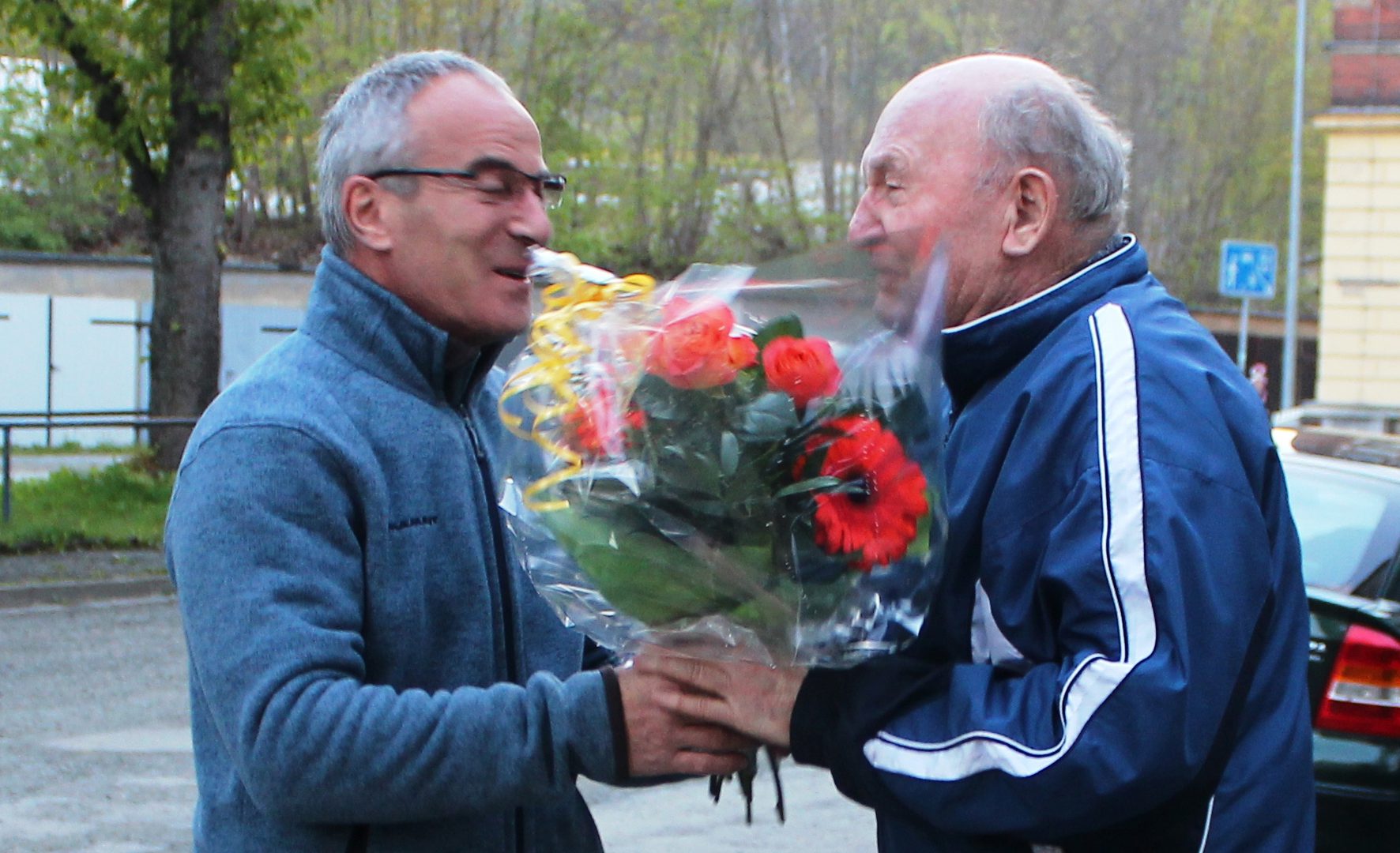 Fanfarenzug Greiz überbrachte Eberhard Andreä ein Ständchen zum 84. Geburtstag.