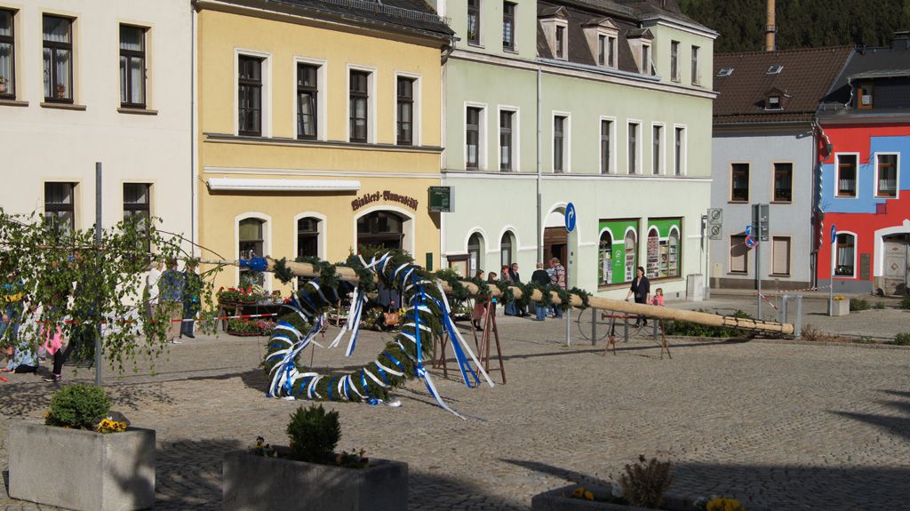Maibaumaufstellen in Elsterberg